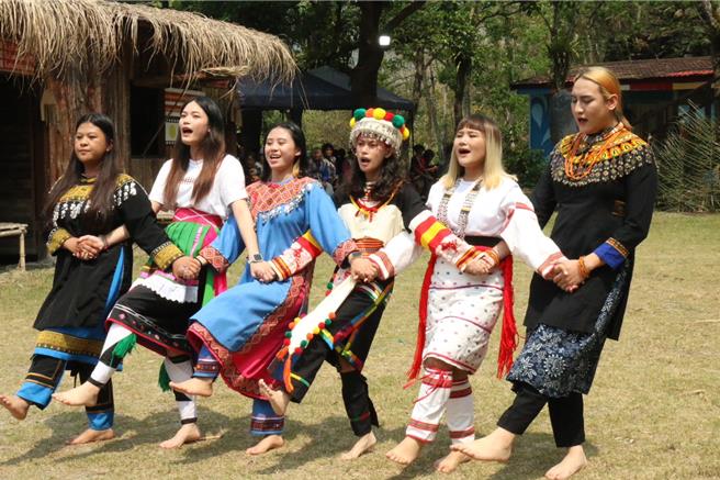 卡那卡那富族30日在那瑪夏區楠梓仙溪河畔舉行河祭。（高雄市原民會提供／林瑞益高雄傳真）