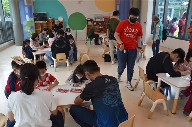 头份亲子馆30日正式启用，一早就有许多家长带着小朋友到场体验。（谢明俊摄）