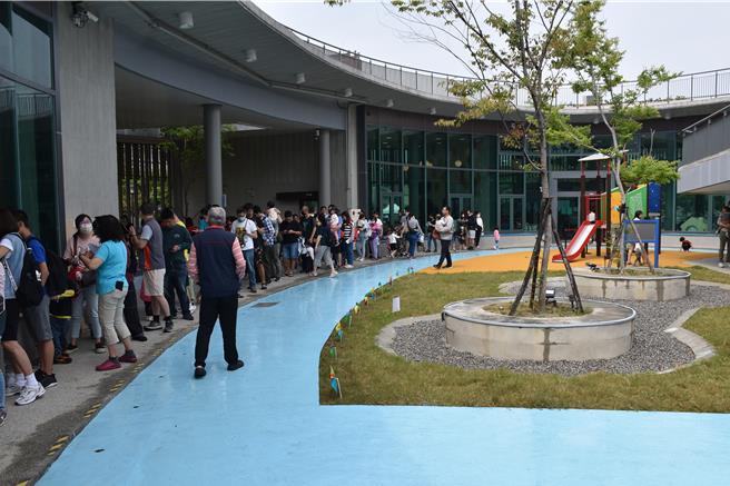 头份亲子馆30日正式启用，一早就有许多家长带着小朋友排队进场体验。（谢明俊摄）