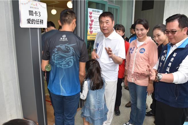 头份亲子馆30日正式启用，一早就有许多家长带着小朋友到场体验，苗栗县长锺东锦向家长及小朋友致意。（谢明俊摄）