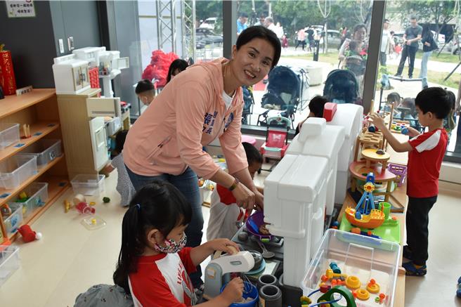 头份亲子馆30日正式启用，苗栗县议会副议长张淑芬陪小朋友玩家家酒。（谢明俊摄）