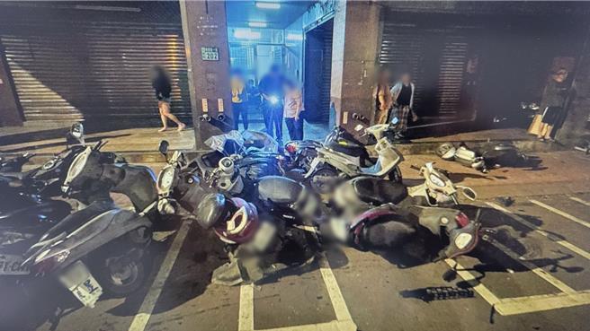 自小客衝撞路邊停放機車。（警方提供）