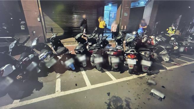 自小客衝撞路邊停放機車。（警方提供）