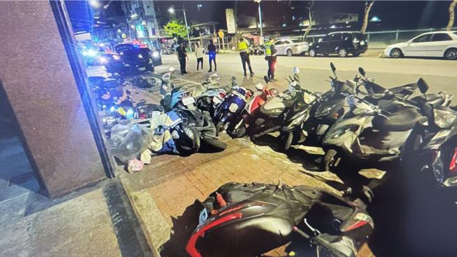 自小客衝撞路邊停放機車。（警方提供）