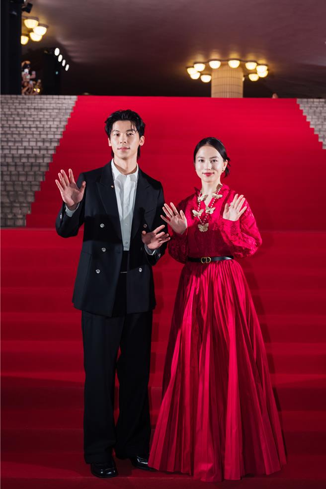 許光漢（左）及清原果耶梳化時會用喜愛的音樂交流。（翻滾吧男孩電影有限公司提供）