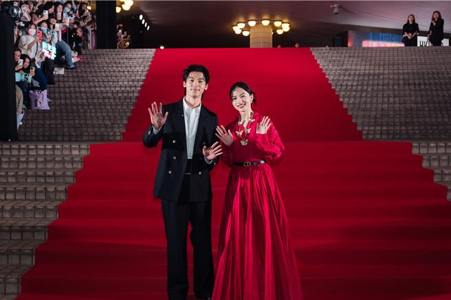 許光漢（左）、清原果耶出席香港國際電影節首映活動，紅毯現場人滿為患、盛況空前。（翻滾吧男孩電影有限公司提供）