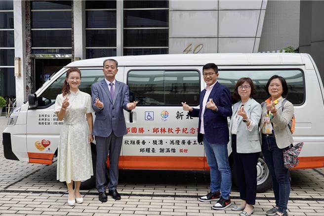 駿英董事長邱耀豪（左二）愛心捐贈新北市復康巴士及消防救災裝備。（新北市社會局提供／張鎧乙新北傳真）