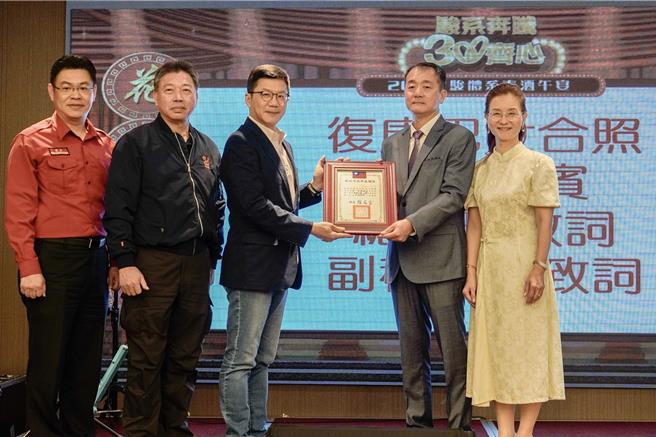 新北市副秘書長張其強（左三）代表受贈、頒發感謝牌，並表示，感謝駿英公司及邱董事長「取之社會，回饋社會」的精神與善心。。（新北市社會局提供／張鎧乙新北傳真）