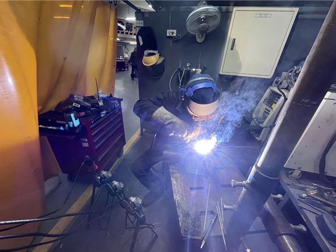 銲接競賽實況。（桃竹苗分署提供／蔡明亘桃園傳真）