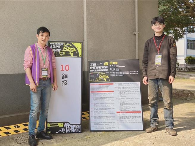 桃竹苗分署銲接職類培訓選手宋偉騏(右)拿下金牌，他感謝簡傳恩老師(左)對他培訓與鼓勵。（桃竹苗分署提供／蔡明亘桃園傳真）