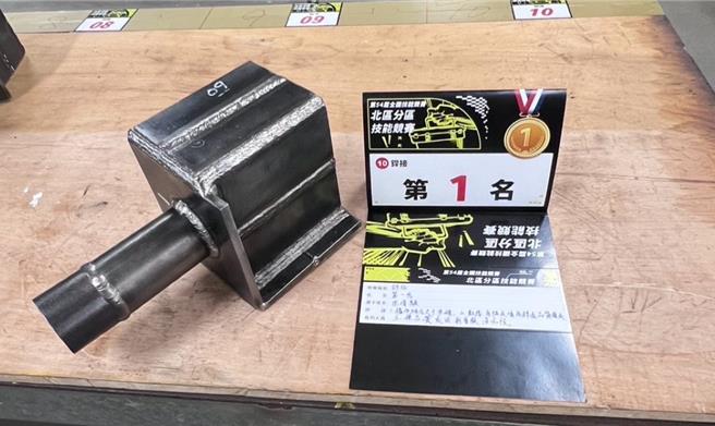 桃竹苗分署培訓選手宋偉騏，銲接技術精湛，獲得裁判一致肯定，榮獲金牌。圖為得獎作品。（桃竹苗分署提供／蔡明亘桃園傳真）