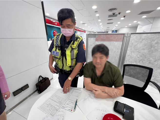 有聽覺障礙的顏男臨櫃要轉帳200萬及寄金融卡給女網友，警方到場關切，耐心與他「筆談」溝通說明及時阻詐。 （民眾提供／陳淑芬彰化傳真）