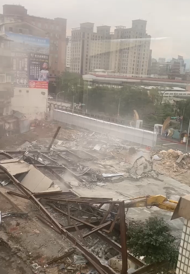 士林區福港街一處工地，今天下午1時許發生塌陷意外，現場畫面一片狼藉。（圖 / 記者陳鴻偉翻攝）