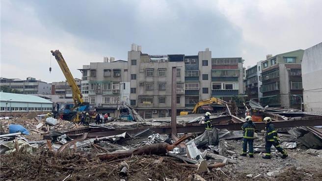 台北士林区福港街对面一处工地，30日下午1时许现场进行拆除工地时，2楼地板意外塌陷、整面墙忽然倒下并砸中一辆怪手，导致怪手驾驶命危受困。（图 ／ 刘咏韵翻摄）