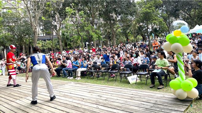 新竹縣政府30日在竹北新瓦屋客家文化保存區舉辦「2024竹縣童樂會：藝童竹夢趣」，現場人潮滿滿，歡笑聲陪大小朋友一起度過溫馨愉快的午後時光。（羅浚濱攝）