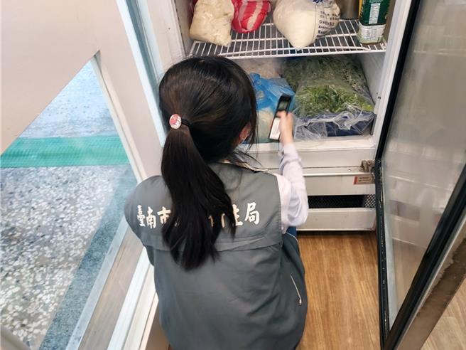 台北市寶林茶室餐廳爆發食物中毒事件後，台南市政府衛生局也派員稽查供應粿條、河粉及粄條類料理的餐飲業者。（衛生局提供／洪榮志台南傳真）