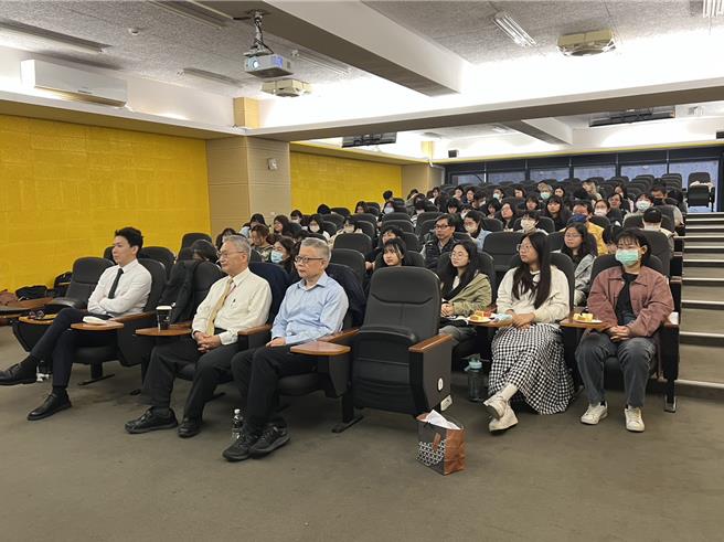 2024金门地区首场生殖医学沙龙「国际胚胎学家面对面」，日前于金大李永贞讲堂重磅启幕，为民眾带来丰富的生殖医学前沿知识分享。(图／民眾提供)