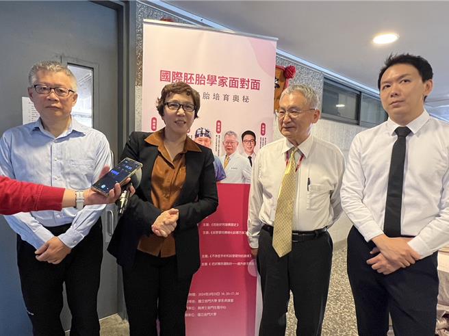 「国际胚胎学家面对面」生殖医学沙龙主讲嘉宾除翁旺崧博士(右二)外，还邀请到厦门安宝医院长魏晓瑞(左二)、卫福部桃园医院生殖内分泌科主任刘政贤(左一)及卫福部金门医院生殖医学中心主任朱伟光(右一)等知名生殖医学专家到场，为民眾解读养胚奥秘。(图／民眾提供)