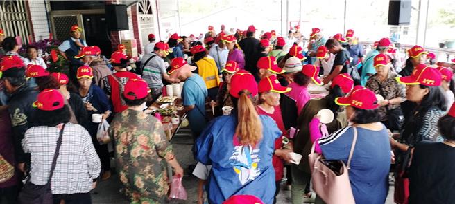 無黨籍大武鄉長候選人高春花今天在自家成立競選總部，許多人到場支持。（蔡旻妤攝）