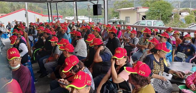 無黨籍大武鄉長候選人高春花今天在自家成立競選總部，許多人到場支持。（蔡旻妤攝）