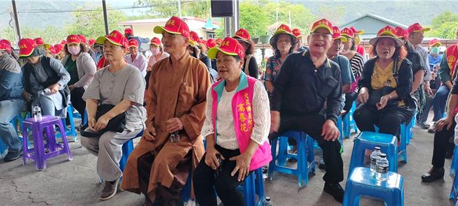 無黨籍大武鄉長候選人高春花今天在自家成立競選總部，許多人到場支持。（蔡旻妤攝）