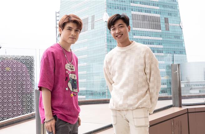 许蒙（右）及倪有庆出席献唱创作歌曲。（安达信提供）