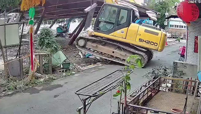 今(30)日台北市士林区福港街1处工地正在拆除销售中心，不料2楼楼板崩塌，当场压死正在底下作业的工人。（图／翻摄照片）