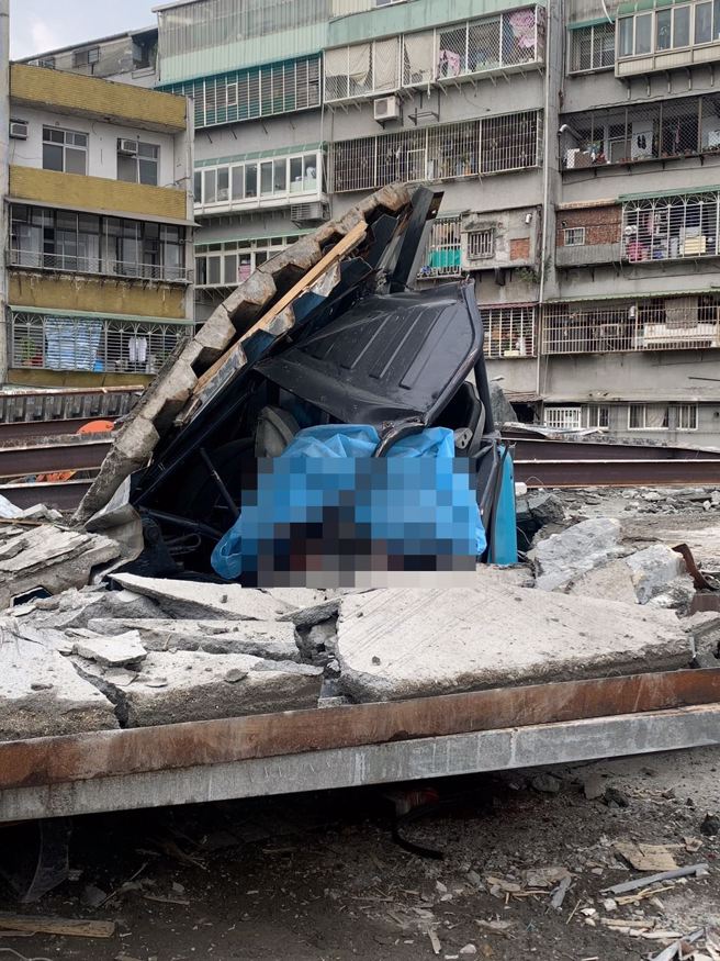 今(30)日台北市士林区福港街1处工地正在拆除销售中心，不料2楼楼板崩塌，当场压死正在底下作业的工人。（图／翻摄照片）