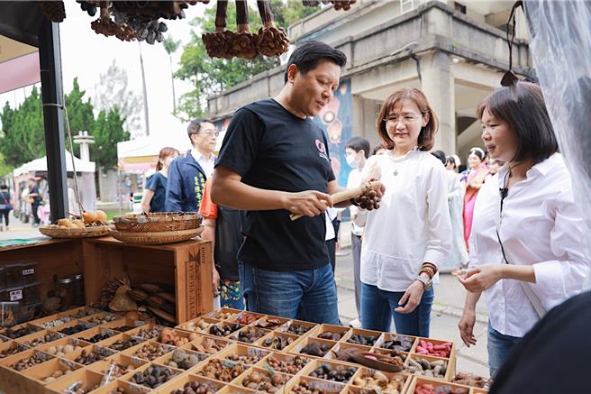 新北市副市长朱惕之今出席2024新北市多元文化节，参观「岛游市集」。（新北市文化局提供）