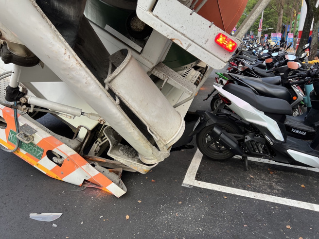 今30日下午17时许，新北市新店中兴路发生地板陷落造成该车倾斜。（图／警方提供）