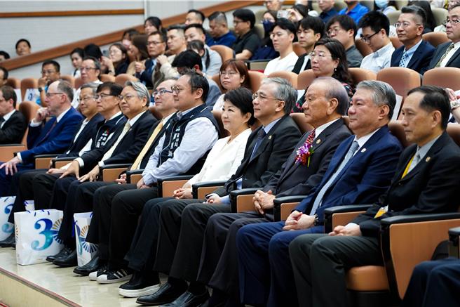 朝阳科大30日举办30周年校庆活动，台中市长卢秀燕（右五）、教育部技职司副司长柯今尉（右七）、朝阳科大创办人杨天生（右三）及校长郑道明（右四）等近百人与会，贵宾冠盖云集。（朝阳科大提供／陈淑芬台中传真）