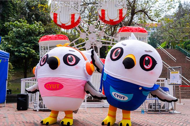 朝阳科大30日举办30周年校庆活动，推出人气吉祥物黑翅鸢及梦幻摩天轮，十分讨喜。（朝阳科大提供／陈淑芬台中传真）