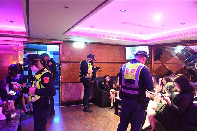 中坜警分局29日晚间针对辖内易生危害处所加强临检。（翻摄照片／蔡明亘桃园传真）