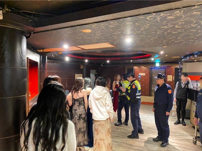 平镇警分局29日晚间针对辖内各大酒店、卡拉OK及其他特种行业等有危害治安之场所实施密集性扩大临检勤务。（翻摄照片／蔡明亘桃园传真）