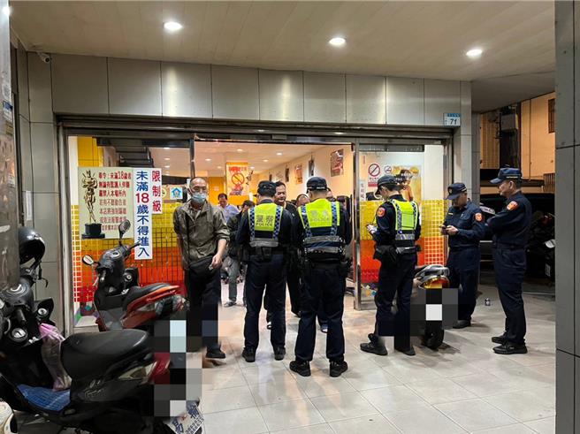大园分局长王智民也亲自带队，採「对外封锁，对内扫荡」原则加强扩大临检。（翻摄照片／蔡明亘桃园传真）
