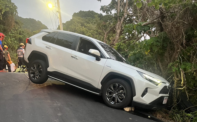 今30日下午17時58分許，高雄市鼓山區柴山海角咖啡附近一名UBER司機因不熟悉路況，進行迴轉時不慎將車輛開出道路，導致車輛卡在邊坡。（圖／警方提供）