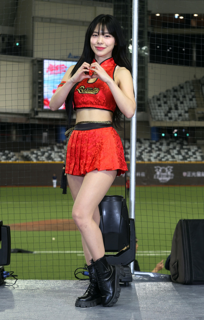 中职大巨蛋首战味全龙对乐天桃猿之战，李多慧成为焦点之一。（姚志平摄）