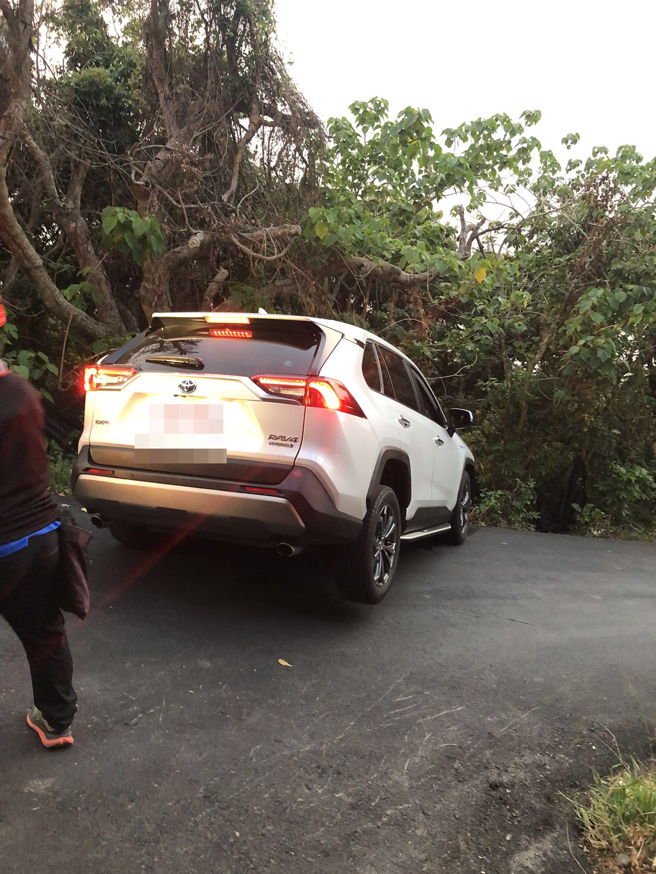 今30日下午17時58分許，高雄市鼓山區柴山海角咖啡附近一名UBER司機因不熟悉路況，進行迴轉時不慎將車輛開出道路，導致車輛卡在邊坡。（圖／警方提供）