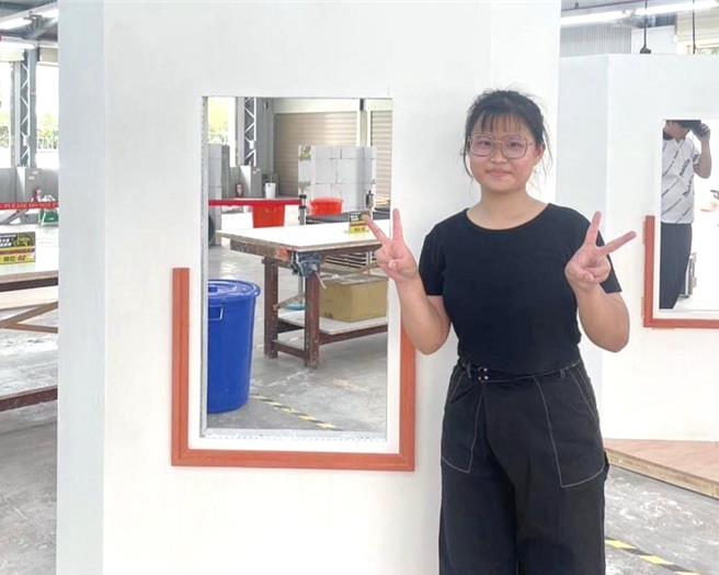 勞動部雲嘉南分署17歲的粉刷女將柯丞晞，去年首度參賽粉刷技術與乾牆系統職類，未進前3名，今年捲土重來成功摘金。（雲嘉南分署提供／張毓翎台南傳真）