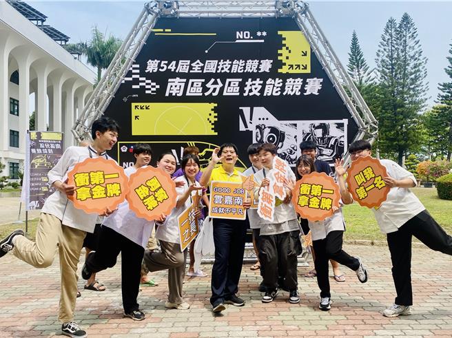 勞動部勞動力發展署雲嘉南分署長劉邦棟（中）與南分署培訓的獲獎選手合照。（雲嘉南分署提供／張毓翎台南傳真）