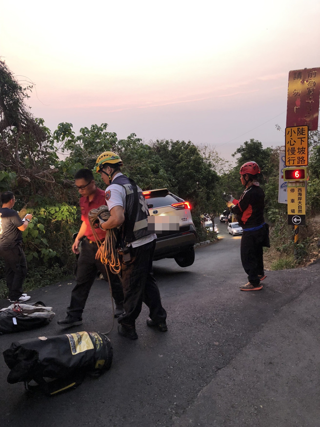 今30日下午17時58分許，高雄市鼓山區柴山海角咖啡附近一名UBER司機因不熟悉路況，進行迴轉時不慎將車輛開出道路，導致車輛卡在邊坡。（圖／警方提供）