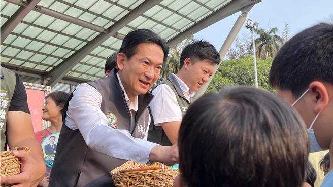 兒童節將至，民進黨立委林俊憲（左）30日下午在台南市新營區舉辦親子活動。（張毓翎攝）
