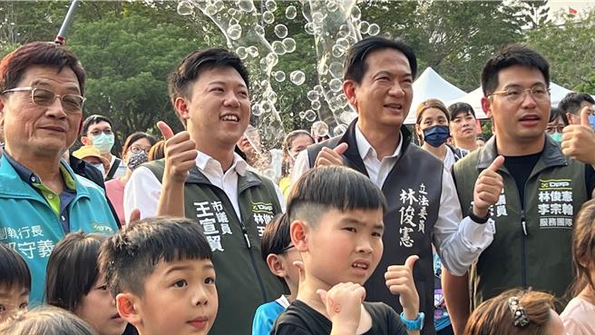 在地同黨籍的市議員李宗翰（後排右一）、沈家鳳和王宣貿（後排左二）都穿著與林俊憲聯名的服務背心到場。（張毓翎攝）