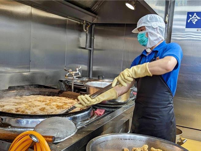 台北市教育局表示，已提醒各校及厂商加强落实食材保存管理及交叉感染防治措施。(黄敬文翻摄)