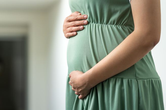 有人妻因懷孕34週，遭公公摸胸部，還瞎扯因為胸部太大不顯肚。（示意圖：shutterstock／達志）