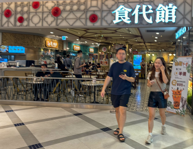 信义A13在中午用餐巅峰时段，却仅有稀疏顾客上门。(图／罗永铭摄)