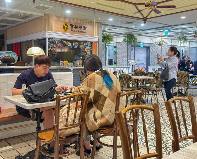 信义A13美食街在中午用餐时段仍有超过8成以上空位，还有许多民眾路过只是为了拍照，而非用餐。(图／罗永铭摄)