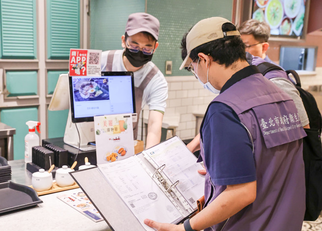 29日台北市卫生局派员稽查信义A13美食街。(图／罗永铭摄)