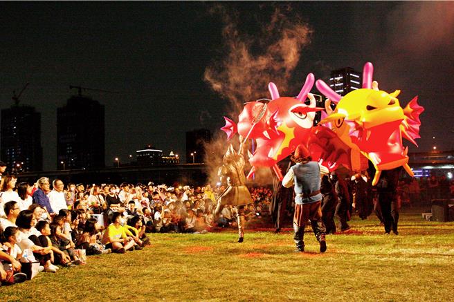 「2024新北童樂節-揪你童在一起」活動30日晚間由紙風車劇團演出唐吉軻德冒險故事「銀河天馬」，讓現場親子笑聲不斷、驚呼連連。（張鎧乙攝）