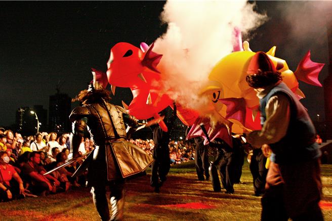 「2024新北童樂節-揪你童在一起」活動30日晚間由紙風車劇團演出唐吉軻德冒險故事「銀河天馬」，讓現場親子笑聲不斷、驚呼連連。（張鎧乙攝）